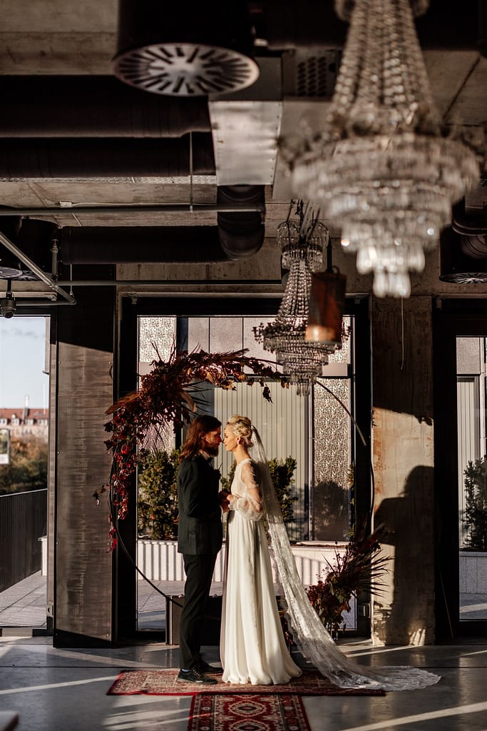 Para młoda na tle industrialnej dekoracji ślubnej. Wedding planner Szczecin.